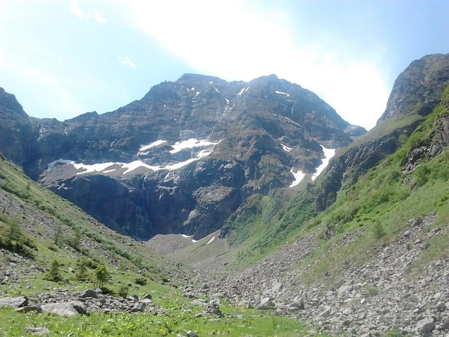 An image depicting the trail Hochgolling Peak and its surrounding area.