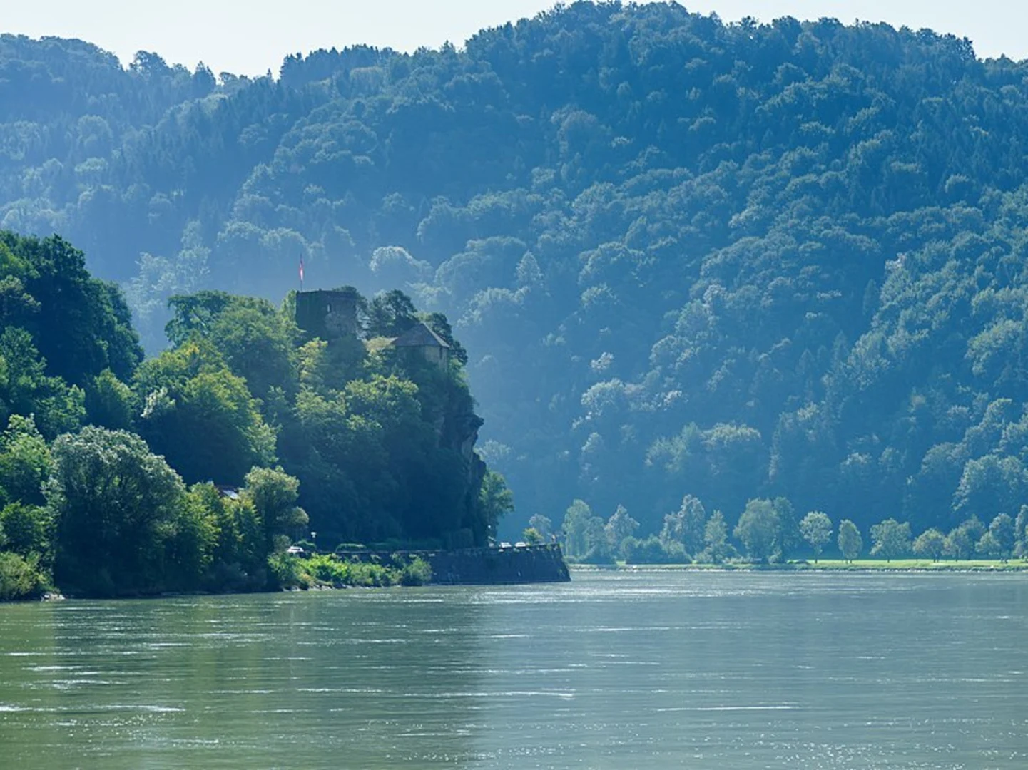 An image depicting the trail St Nikola Burg Werfenstein Trail and its surrounding area.