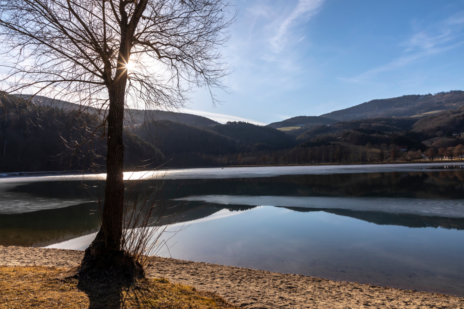 An image depicting the trail Stubenbergsee Lake Loop and its surrounding area.