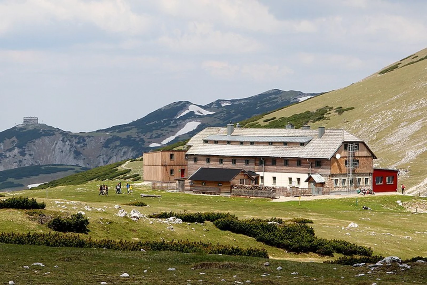 An image depicting the trail Über den Altenbergersteig auf die Rax im Naturpark Mürzer Oberland and its surrounding area.