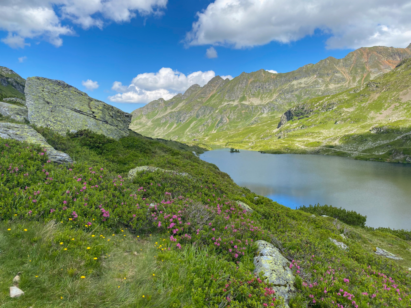 An image depicting the trail Schladminger Tauern via Central Alpine Trail 02 and its surrounding area.