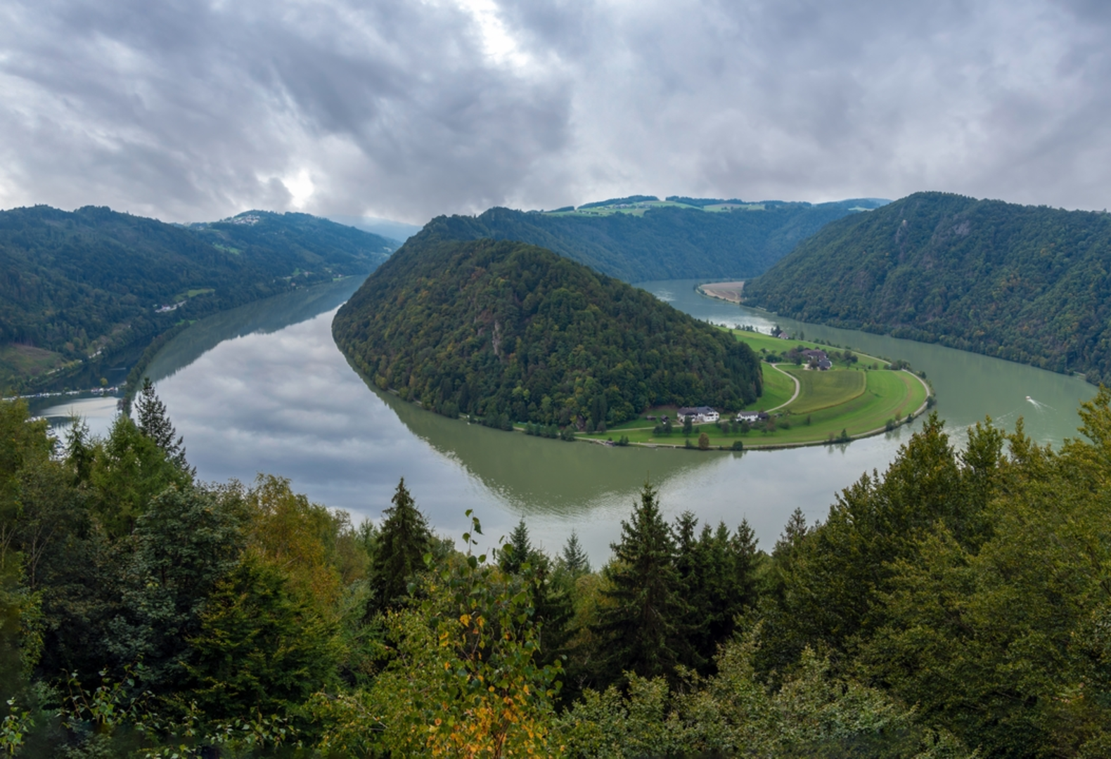 An image depicting the trail Schlögener Donaublick Viewpoint and its surrounding area.