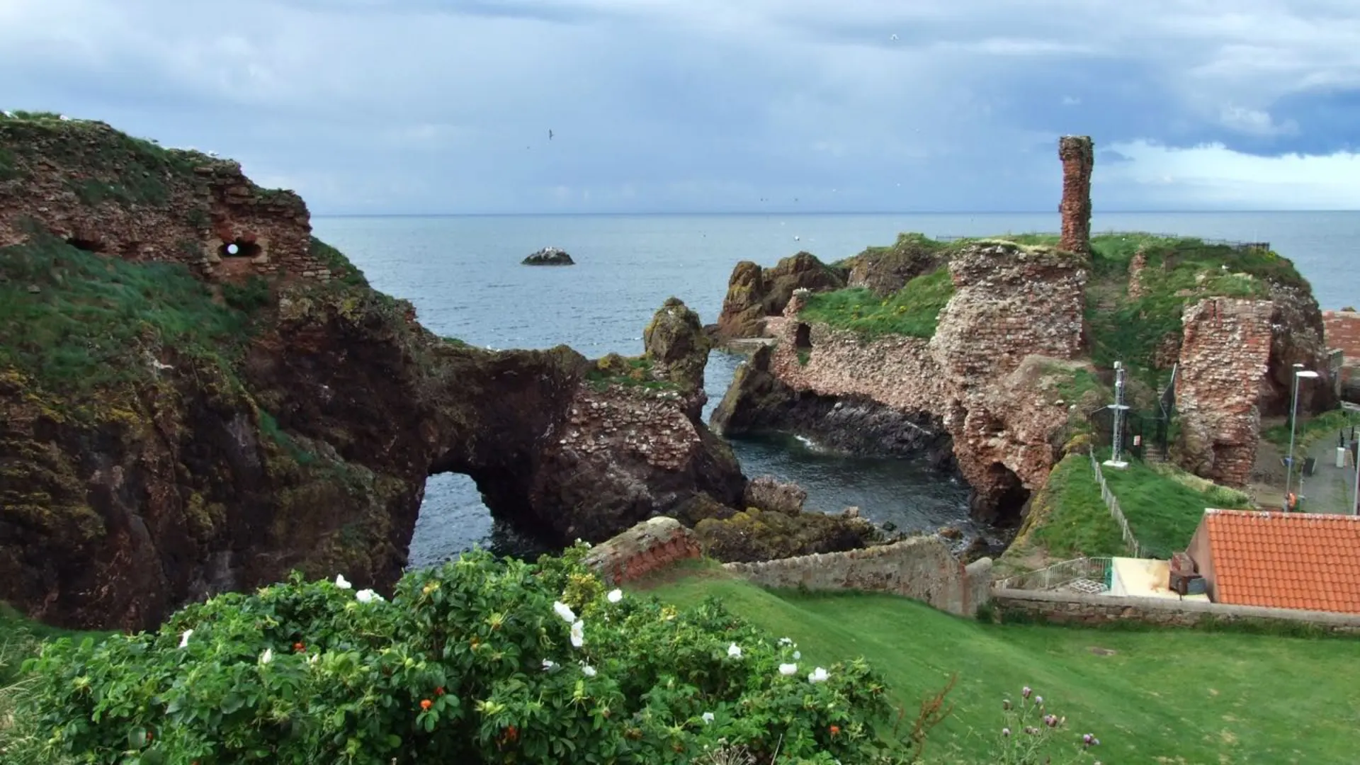 An image depicting the trail John Muir Way and its surrounding area.