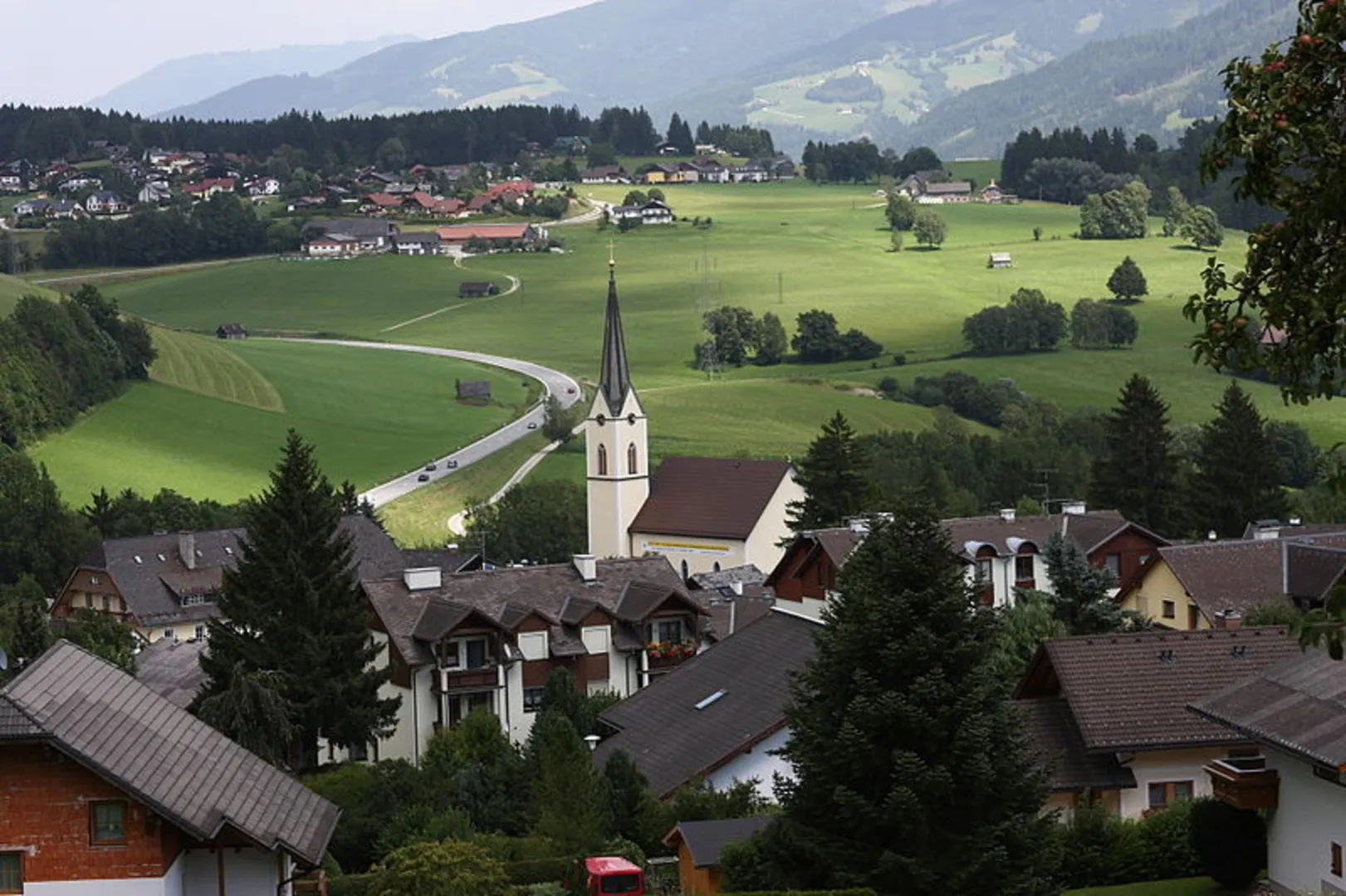 An image depicting the trail Kammspitze – Miesbodensee – Viehbergalm – Öfen and its surrounding area.