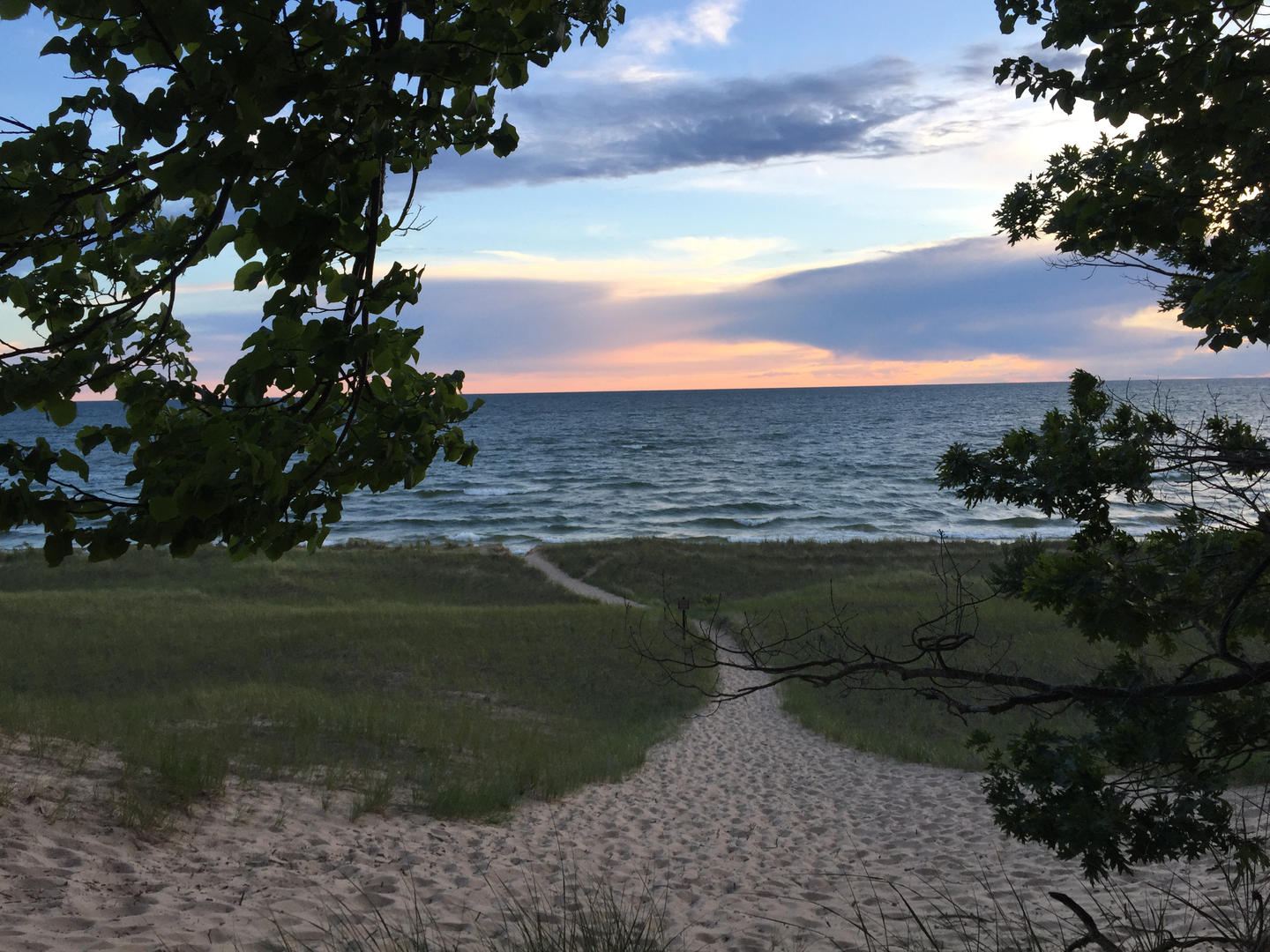 An image depicting the trail Grand Island Trail and its surrounding area.