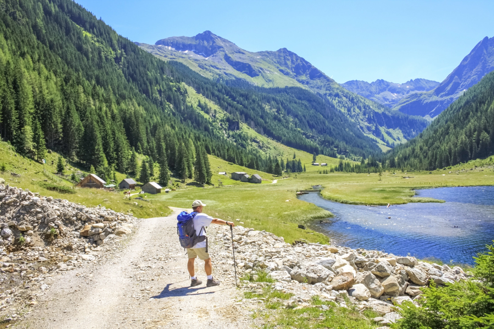 An image depicting the trail Riesachsee - Sonntagskarseen Lakes and its surrounding area.