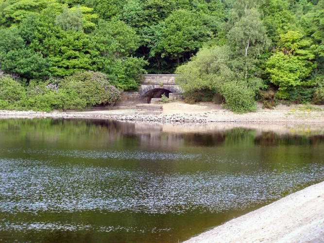Hordern Stoops to Great Hanging Bridge along River Yarrow