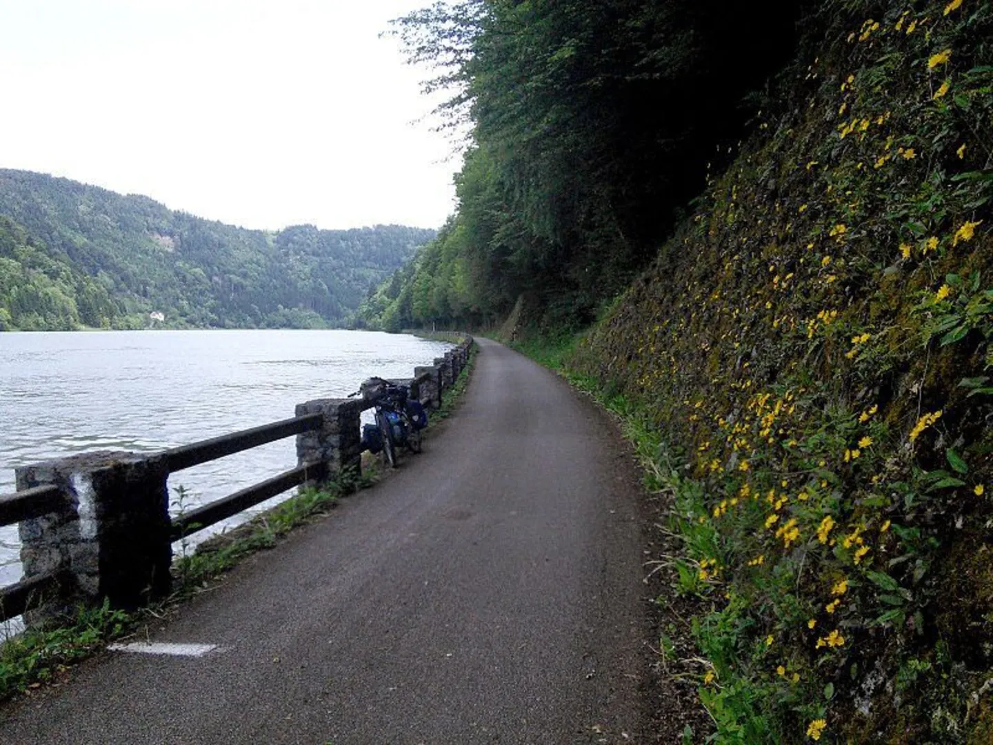 An image depicting the trail Stauf Castle Ruins from Haibach ob der Donau and its surrounding area.