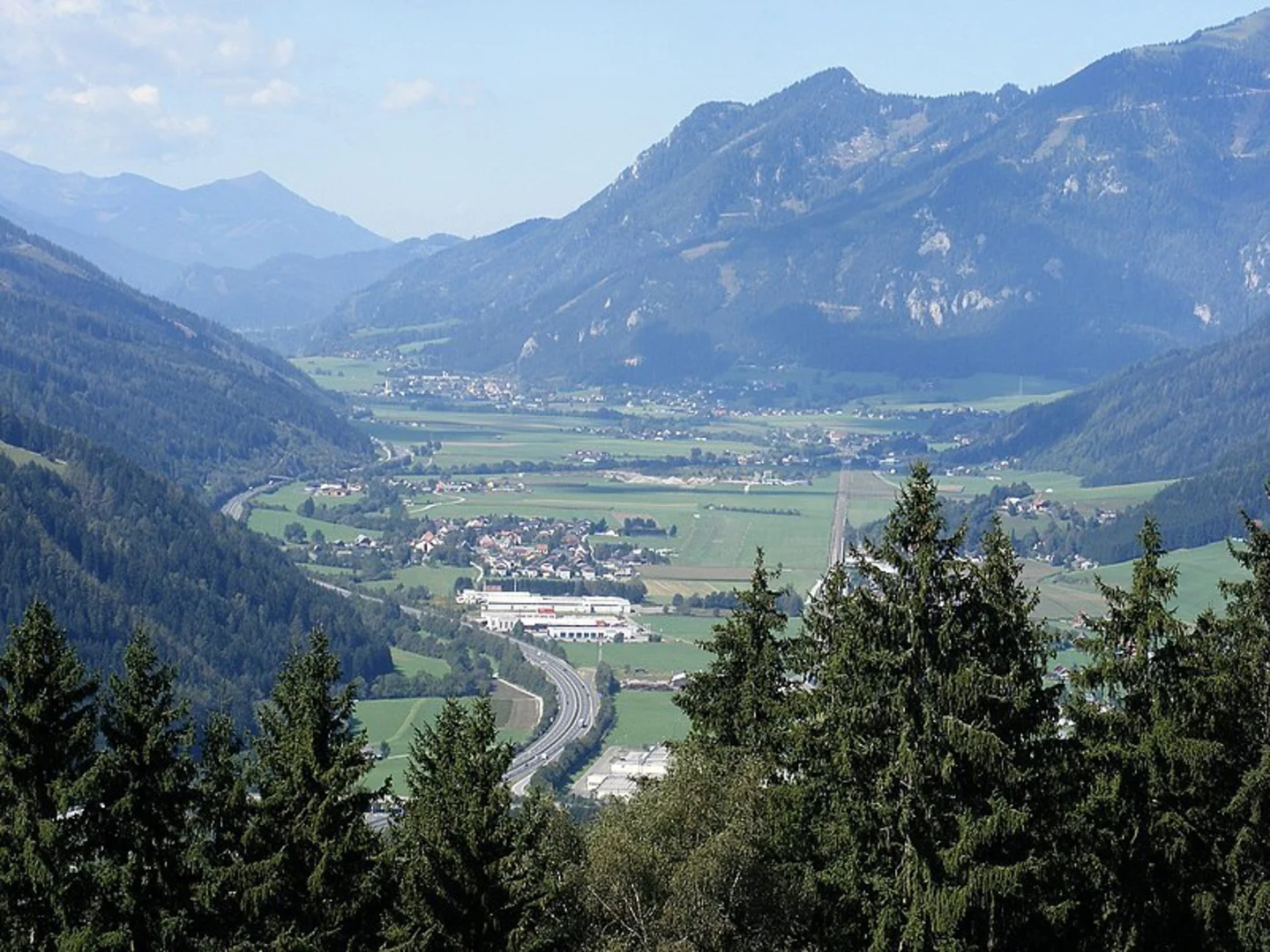 An image depicting the trail Marterlweg Route 4 and its surrounding area.
